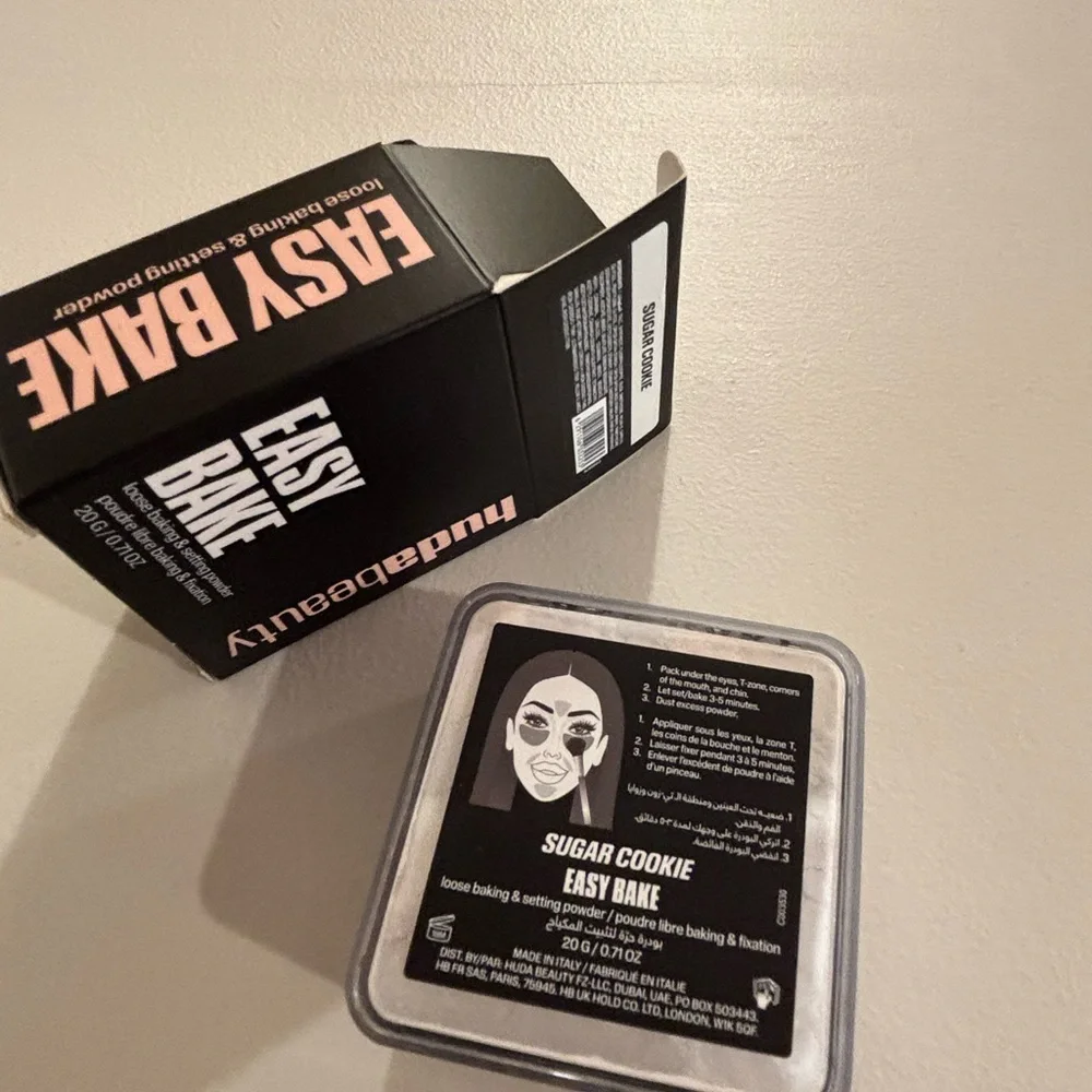 HUDA BEAUTY Easy Bake Loose Powder - Black and Pink - Picture 8 of 9